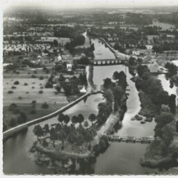 Pont-Réan (I.-et-V.) A - Vue aérienne du Vannage, de l'Ecluse et du Pont sur la Vilaine