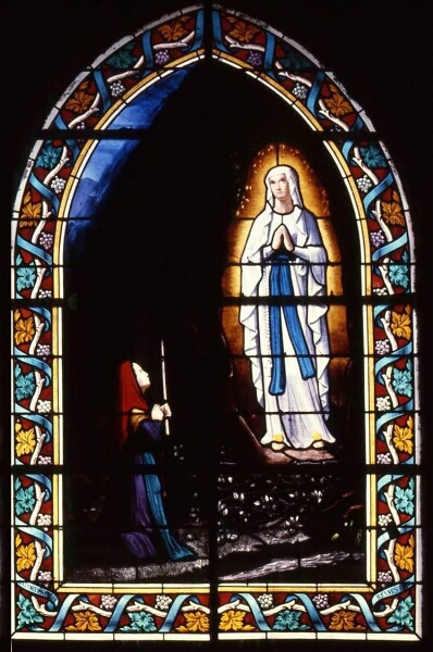 Verrière de Notre-Dame de Lourdes de l'église Saint-Pierre