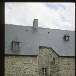 Plélo. - Manoir de La Ville-Baslin : façade arrière.