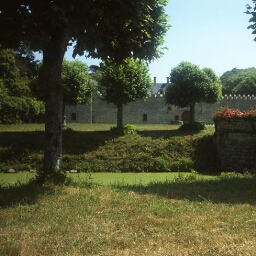 Erquy. - Château de Bienassis : château, allée, douves.