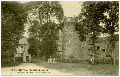 CHATEAUBRIANT (Loire-Inf.) La Sous-Préfecture et l'Entrée du Château-Fort