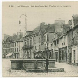 DOL - Le bassin - La Maison des Plaids et la mairie.