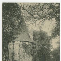JANZE (I.-et-V.) - Château de la Garoussaye. Vieille Tour.