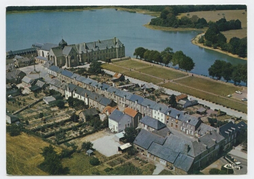 Paimpont (I.-et-V.), Vue aérienne sur le Bourg et l'Abbaye.