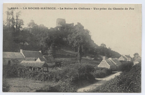 LA ROCHE-MAURICE.- La Ruine du Château - Vue prise du Chemin de Fer
