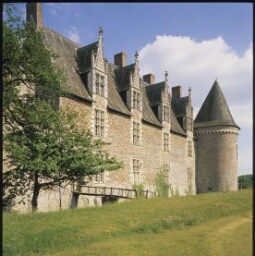 La Chapelle-Glain. - Château de La Motte Glain : manoir, château, façade ouest.