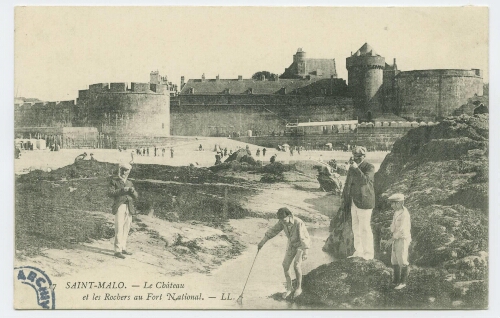 SAINT-MALO -Le château et les rochers au Fort National.