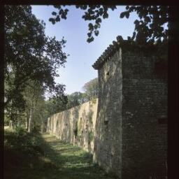 Saint-Vougay. - Château de Kerjean : enceinte, tour.