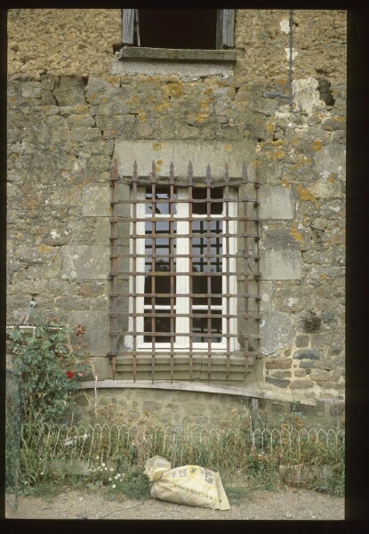 Bazouges-sous-Hédé. - La Grande Guéhardière, manoir : fenêtre, grille.