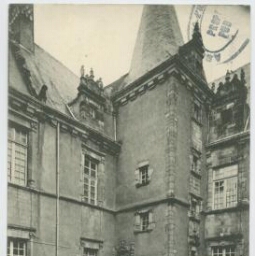 Vitré - Hôtel Hardy - Intérieur de la cour. Résidence actuelle des soeurs de Saint-Vincent-de-Paul.