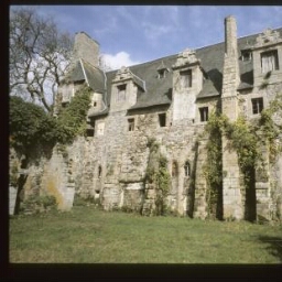 Paimpol Kérity. - Abbaye de Beauport : salle au duc, façade sud, lucarnes, cheminée octagonale.
