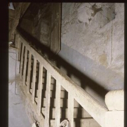 Bazouges-sous-Hédé. - La Grande Guéhardière, manoir : intérieur, escalier.