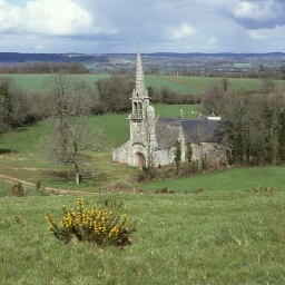 Carnoët. - Rospellen : butte, motte féodale, paysage, chapelle.