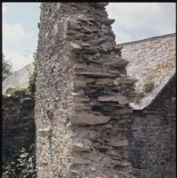 La Harmoye. - Kerdrein : maison, mur en pierre et argile.