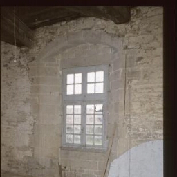 Plouguenast. - Manoir de La Touche Brandineuf : salle basse, fenêtre.