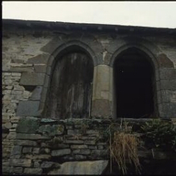 Pancé. - Le Fretay, château : détails de façade, fenêtre, porte, bloc chambres, chambres à l'étage, escalier extérieur. Château daté de 1441 par dendrochronologie.