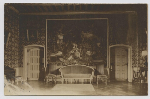 Tapisserie et mobilier intérieur (chaises, fauteuil, tableaux...) d'un salon du Château d'Espinay.