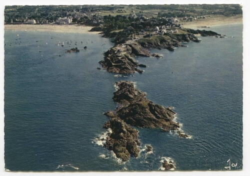 La Bretagne en couleurs - SAINT-LUNAIRE (I.- et-V.) - La pointe du Décollé entre les deux grandes plages.