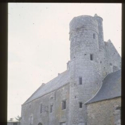 Taden. - Manoir de La Grand'Cour : logis, logis-porche, façade.