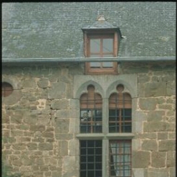 Saint-Symphorien. - Le Téhel, manoir : détail, façade.