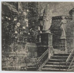 BAUD (Morbihan) - Escalier et statues du calvaire.