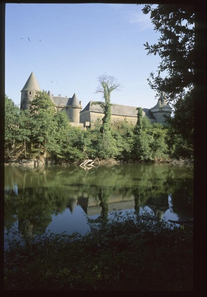 Broualan. - Château de Landal : douves.