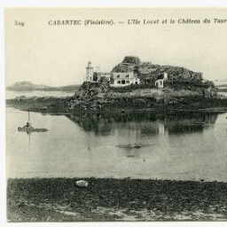 CARANTEC (Finistère). - L'Ile Louet et le Château du Taureau à marée basse.