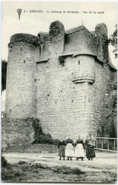 ERDEVEN - Le Château de Kerkadio - Vue de la route.