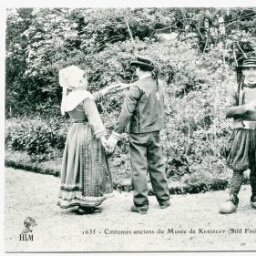 Costumes anciens du Musée de KERIOLET (Sud Finistère) - Le bal