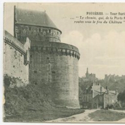FOUGERES. - Tour Surienne et rue du Château.