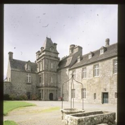 Plounévez-Lochrist. - Château de Maillé : façade, cour.