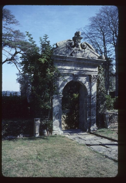 Lannilis. - Kerouartz : château, portail au jardin.