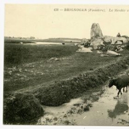 BRIGNOGAN (Finistère). Le Menhir et l'Etang du Phare