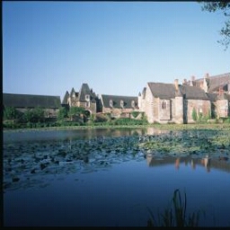 La Chapelle-Glain. - Château de La Motte Glain : château, manoir, extrieur, ensemble, étang.