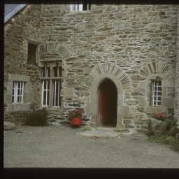 Troguéry. - Manoir de Kerandraou : logis-porche, façade, détails.