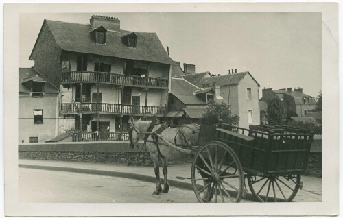Voiture à cheval sur le pont près du"Château branlant"