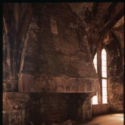 Paimpol Kérity. - Abbaye de Beauport : salle de plain pied, voute, intérieur, cheminée.