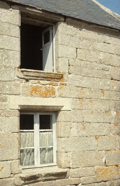 Trégunc. - Manoir de Kermadoué : maison, manoir, fenêtre.