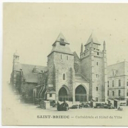SAINT-BRIEUC - Cathédrale et Hôtel de Ville