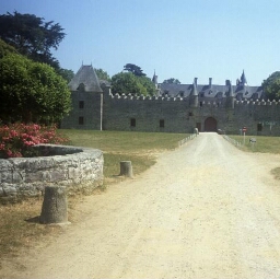 Erquy. - Château de Bienassis : château, allée, douves.