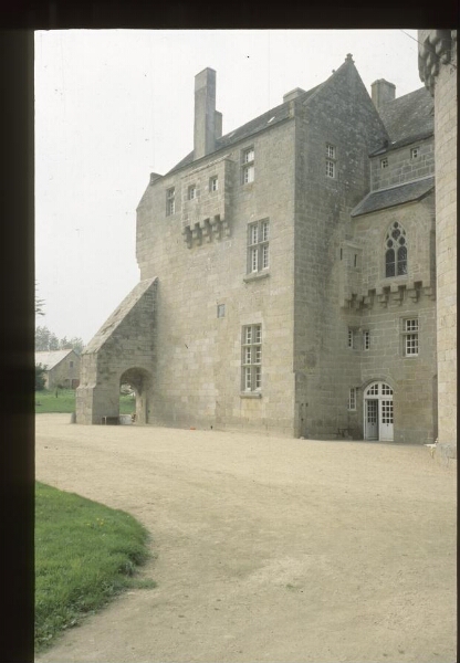 Sibiril. - Château de Kerouzéré.