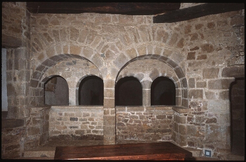 Ploézal. - Château de La Roche Jagu : manoir, château, intérieur, cuisine, passe plat.