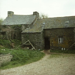 Châteauneuf-du-Faou. - Lanmeur : maison, apoteiz, kuz gwele.