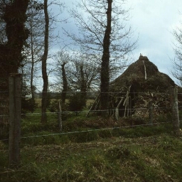 Irodouër. - La Touraille : hutte de cerclier, colombage, pans de bois, cheminée en clayonnage.