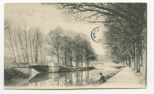 Paysage, un homme est assis au bord d' un cours d'eau devant un pont