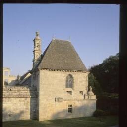 Saint-Vougay. - Château de Kerjean : chapelle, enceinte.