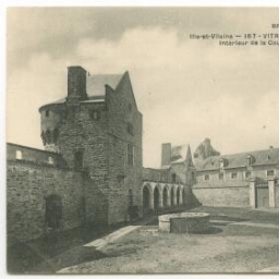 Ille-et-Vilaine - Vitré, le château des Ducs de la Tremoïlle - Intérieur de la cour, la citerne et le cloître.