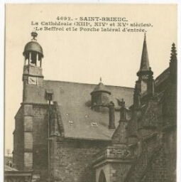 SAINT-BRIEUC. La Cathédrale (XIIIḞ, XIVḞ et XVḞ siècles). Le Beffroi et le Porche latéral d'entrée.