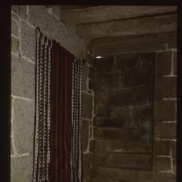 Lannilis. - Manoir de Kerbabu : intérieur, palier, vestibule, escalier.