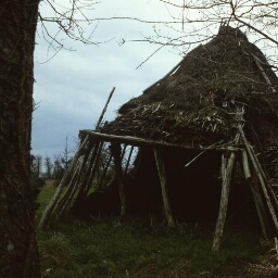Irodouër. - La Touraille : hutte de cerclier, colombage, pans de bois, cheminée en clayonnage.